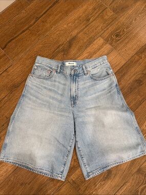 Madewell  v waist Bermuda short